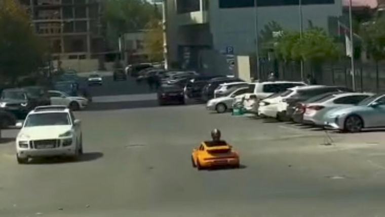 Oyuncaq maşınla yola çıxan şəxs