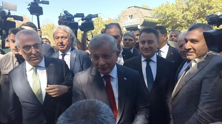 Əhməd Davudoğlu “Prezidenti təhqir” ittihamı ilə ifadə verdi
