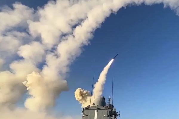 США ударили по иранскому острову Ларак: Иран ответил атаками на базы в Иордании