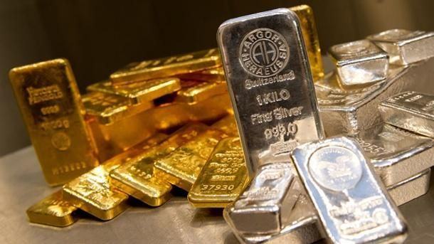 Gold slides as markets expect higher rates