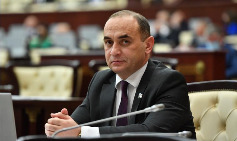 "Liftin qapısını təpiklə açırlar"
