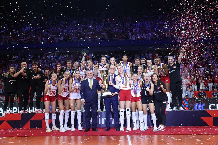 07 Sentyabr, 11:48 Türkiyənin qadınlardan ibarət voleybol millisi ardıcıl ikinci dəfə Avropa çempio ...
