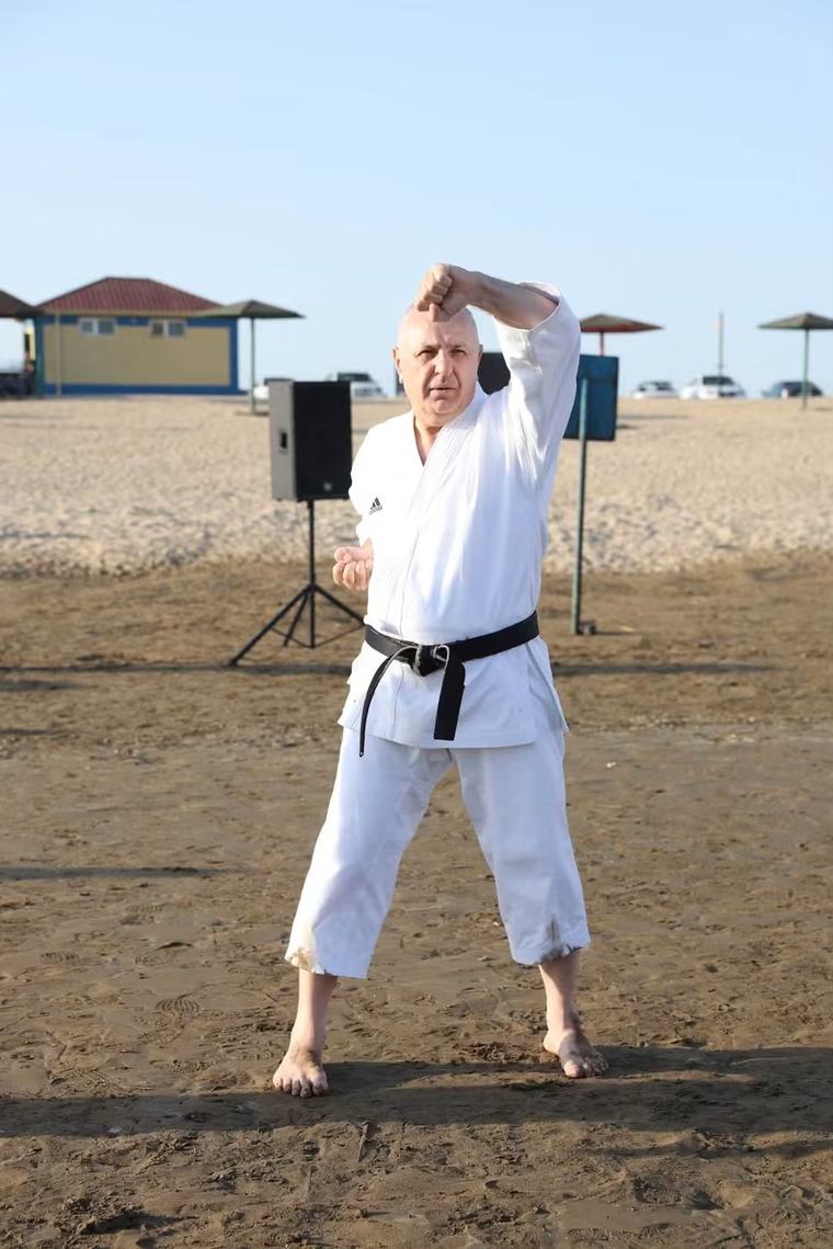 Deputat dəniz kənarında karate ilə məşğul oldu