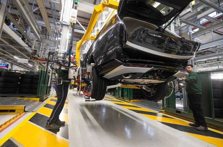 Jaguar Land Rover cut jobs in UK