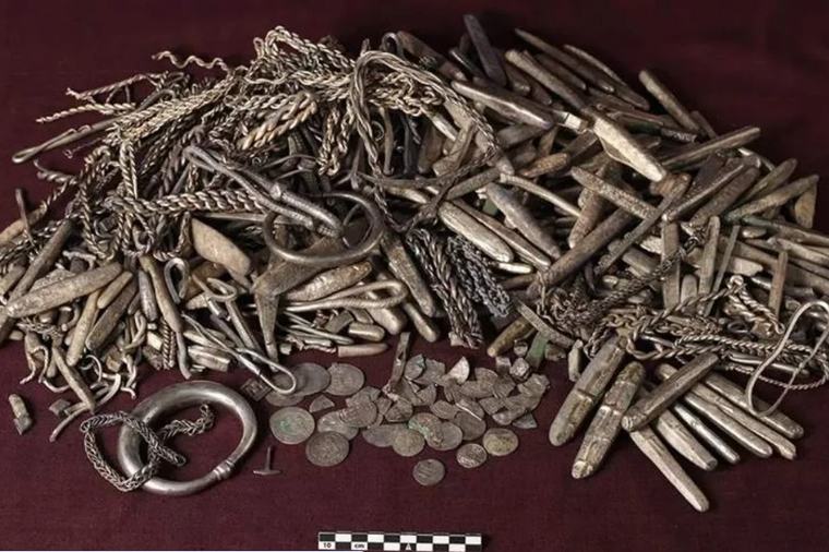 Danimarkada vikinqlər dövrünə aid ən böyük gümüş xəzinə tapıldı