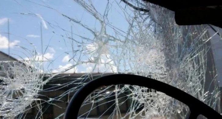 В Баку автомобиль врезался в дерево, пассажир погиб