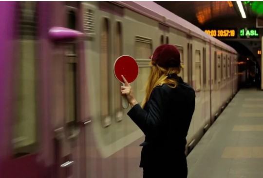 Bakı metrosunda həyəcan dolu anlar: Sərnişin qatar yoluna düşdü