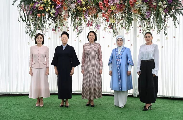Mehriban Əliyeva Bişkekdə sərgi ilə tanış olub
