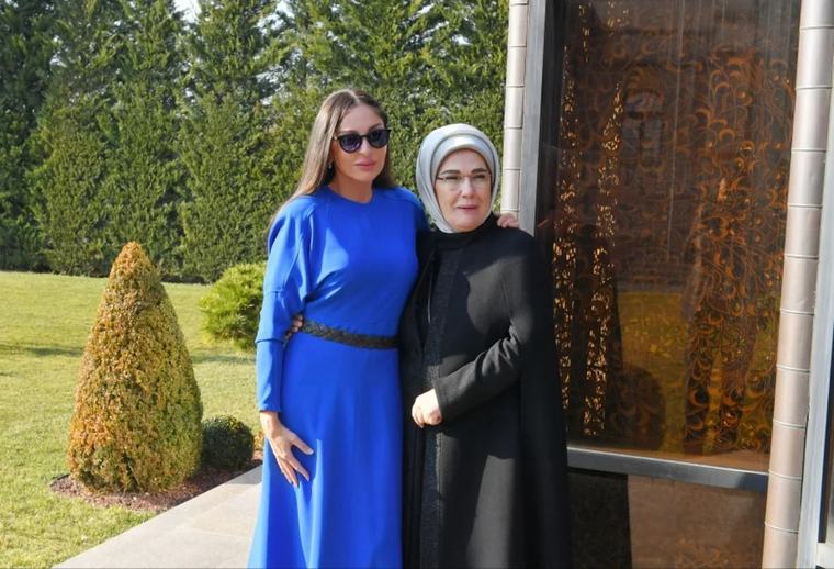 Əminə Ərdoğan Mehriban Əliyevaya zəng etdi