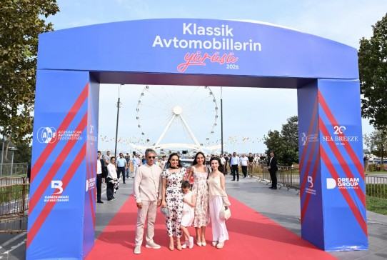 Leyla Əliyeva və Arzu Əliyeva klassik avtomobillərin yürüşü və sərgisini izləyiblər