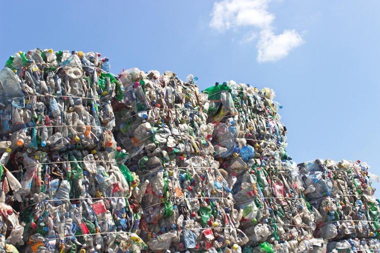 Plastik şüşələr və köhnə oyuncaqlar divarlara çevrilir: Meksikada mənzillər belə tikilir