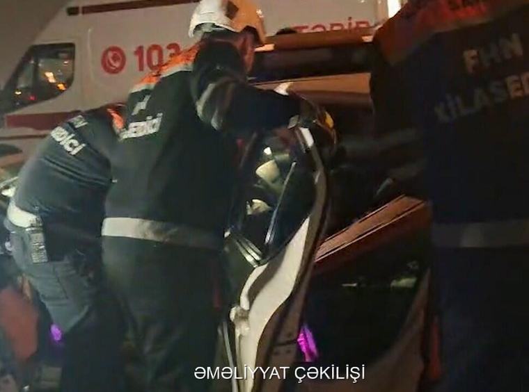 Спасатели освободили зажатого в автомобиле водителя в Баку