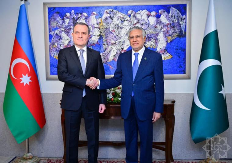 Ceyhun Bayramov pakistanlı həmkarı ilə görüşdü